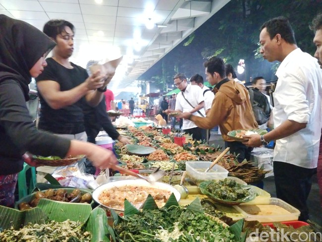 Makan Malam Hemat di 5 Angkringan Enak di Jakarta Ini