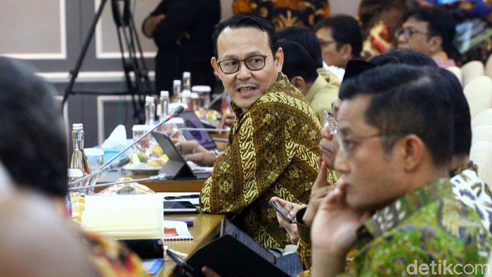Sejumlah menteri hadiri rapat bersama DPR RI. Rapat itu membahas mengenai kenaikan iuran BPJS Kesehatan.