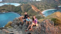 Ketiganya juga sempat berkunjung ke Pulau Padar yang terletak di Taman Nasional Komodo, NTT. (Foto: Instagram @ashrafsinclair)
