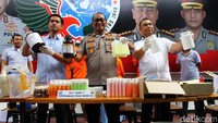 Kabid Humas Polda Metro Jaya Kombes Polisi Yusri Yunus menunjukkan barang bukti hasil penggerebekan industri rumahan kosmetik ilegal.