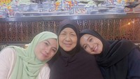 Tak lupa keluarga walaupun sudah menikah, ini potret kedekatan Laudya Cynthia Bella bersama saudara dan Ibunda tercintanya. Mereka terlihat sedang berada di sebuah restoran sambil menikmati makanan dan minuman. Foto: Instagram @laudyacynthiabella