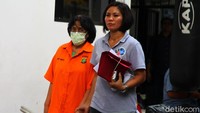 Ketiga pelaku dihadirkan dengan memakai baju tahanan. 