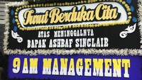 Karangan bunga duka cita atas meninggalnya Ashraf Sinclair sudah berdatangan ke rumah duka (Hanif/detikcom)