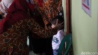 Selain pemberian vitamin A, juga dilakukan pengukuran tinggi badan dan penimbangan.