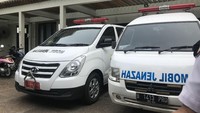 Mobil jenazah tampak terparkir di depan rumah duka
