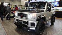 Ada lagi nih contoh modifikasi Suzuki Jimny yang cocok untuk kawasan perkotaan. Banyak body kit tambahan dan lampu di-upgrade jadi lebih terang.Foto: Response