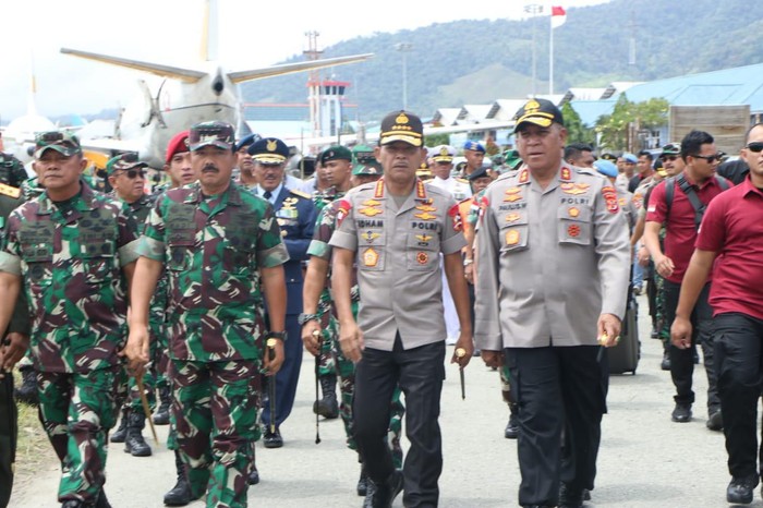 Panglima TNI Marsekal TNI Hadi Tjahjanto dan Kapolri Jenderal Idham Azis melepas 4 jenazah prajurit korban heli MI-17 (Dok. Puspen TNI)