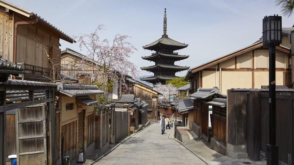 Kyoto punya jalur khusus pejalan kaki yang populer dengan keindahannya, Sannenzaka. Sannenzaka mengarah ke Kuil Kiyomizu di Higashiyama. (JNTO) Kyoto punya jalur khusus pejalan kaki yang populer dengan keindahannya, Sannenzaka. Sannenzaka mengarah ke Kuil Kiyomizu di Higashiyama. (JNTO)