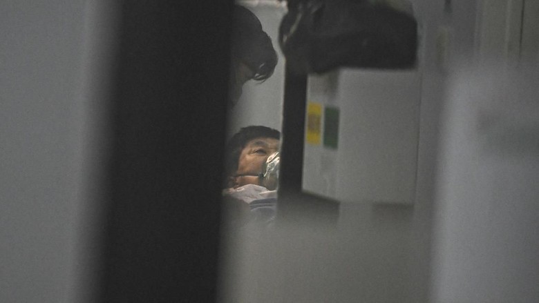 PERAWATAN PASIEN DIDUGA TERINFEKSI COVID-19 Petugas medis berjalan memasuki ruang isolasi RSUP Mohammad Hoesin (RSMH) Palembang, Sumatera Selatan, Selasa (18/2/2020). Menurut keterangan dari Ketua Tim Penyakit Infeksi Emerging (PIE) RSUP Mohammad Hosein Palembang Dr Zein Ahmad, satu pasien laki-laki berinisial TH (62) yang sempat diduga terinfeksi virus Corona (Covid-19) setelah pulang dari Malaysia, namun setelah dilakukan pemeriksaan lebih lanjut tidak memenuhi kriteria terinfeksi virus Covid-19 dan saat ini masih dalam tahap observasi diruang isolasi Rumah Sakit. ANTARA FOTO/Nova Wahyudi/pd.