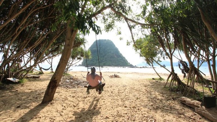 Begini Keindahan Pantai Pulau Merah di Banyuwangi Begini Keindahan Pantai Pulau Merah di Banyuwangi