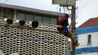 Dampaknya, terjadi korsleting listrik pada instalasi kabel CCTV.