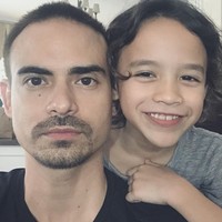 Ashraf mengunggah foto selfie dengan Noah dan membandingkan wajah keduanya yang serupa. Do you see the similarities? #ashrafsinclair #noahsinclair, tulis Ashraf di akun Instagramnya. Foto: Dok. Instagram @ashrafsinclair.