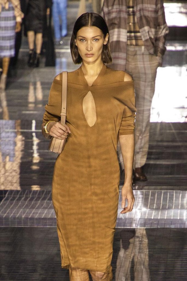 Thank you for dripping me out @mimiluzon pure gold, tulis Bella dengan menyertakan nama akun Mimi Luzon, pemilik klinik yang menyediakan perawatan tersebut. Mimi Luzon lalu mem-posting ulang unggahan tersebut dengan keterangan yang menyebut Bella memakai masker emas 24 karat. Angelic @bellahadid dripping in gold with 24K Pure Gold Mask Treatment #glowbymimiluzon, tulis dia. (Foto: Vianney Le Caer/Invision/AP)