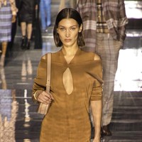 Ingin terlihat lebih matang dan dewasa? Kenakan baju berwarna cokelat. Dalam ilmu psikolog, cokelat menyiratkan kestabilan dan kredibilitas. Dikatakan juga bahwa warna ini cocok dikenakan saat melakukan pertemuan bisnis atau kerja karena akan menciptakan atmosfer netral saat ada perdebatan atau diskusi memanas. Foto: Vianney Le Caer/Invision/AP