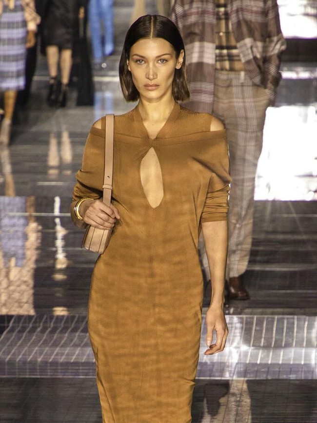 Ingin terlihat lebih matang dan dewasa? Kenakan baju berwarna cokelat. Dalam ilmu psikolog, cokelat menyiratkan kestabilan dan kredibilitas. Dikatakan juga bahwa warna ini cocok dikenakan saat melakukan pertemuan bisnis atau kerja karena akan menciptakan atmosfer netral saat ada perdebatan atau diskusi memanas. Foto: Vianney Le Caer/Invision/AP