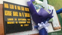 Saat ini jenazah Ashraf Sinclair masih dalam perjalanan dari kediamannya bersama rombongan keluarga dan rencananya pemakaman digelar pada sore hari.