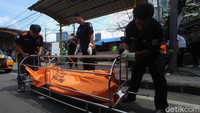 Jenazah pria yang diketahui bernama Supriyono asal Lengkong Gudang, Tangerang Selatan ini dibawa ke RSCM untuk diotopsi.