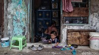 Gejolak ekonomi global hingga korupsi yang menjadi bahaya laten di masyarakat turut berperan dalam sulitnya menekan dan mengatasi kemiskinan di Indonesia.