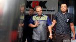 Lambaian Tangan Yosef Badeoda Usai Diperiksa KPK Soal Kasus Nurhadi
