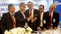 Sedangkan Earning Per Share (EPS) perseroan di tahun 2019 sebesar Rp 279, naik 6,1% dibandingkan EPS tahun 2018 sebesar Rp 263.