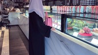Menghapus foto suaminya sendiri, namun Laudya Cynthia Bella tidak menghapus beragam momen kuliner yang ada di Instagramnya. Seperti foto satu ini, ia sedang berada di salah satu toko kue favoritnya. Foto: Instagram @laudyacynthiabella
