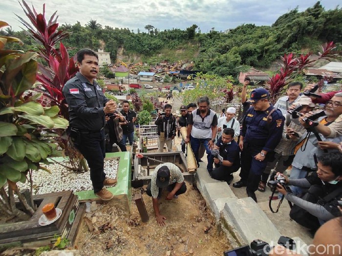 Polisi membongkar makam balita Yusuf yang ditemukan tewas tanpa kepala di Samarinda (dok. istimewa)