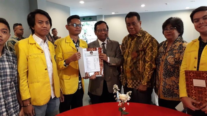 BEM UI saat Bertemu Dengan Mahfud Md Serahkan Dokumen Veronica Koman