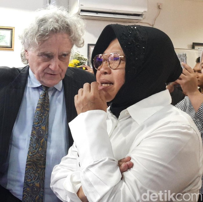 Wakil Ketua DPR Muhaimin Iskandar mengatakan kemajuan Surabaya tidak ada yang signifikan. Wali Kota Surabaya Tri Rismaharini mengaku tak mengetahui kicauan di Twitter tersebut.