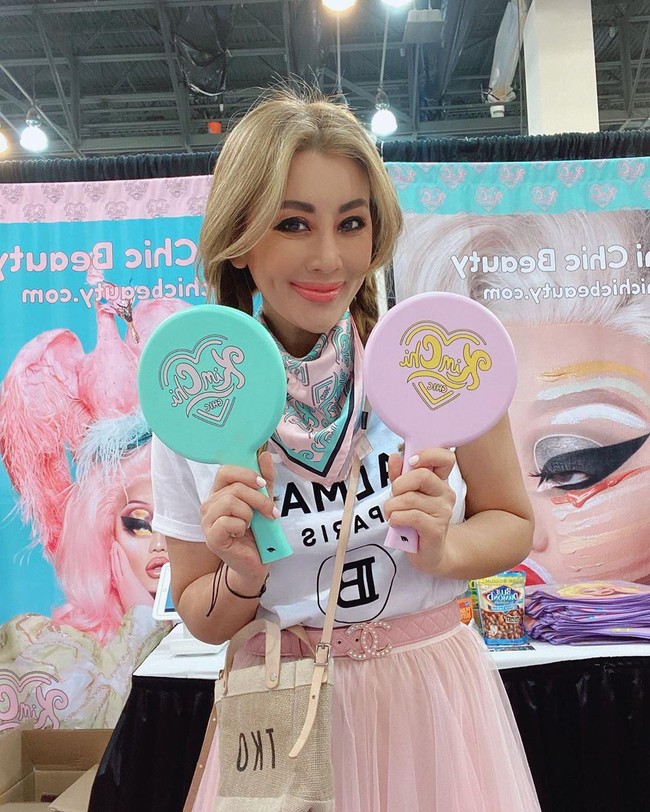 Sempat menganggur di usia 41, ia pun mulai beralih ke bisnis lain. Tony Ko lalu memilih untuk berbisnis sunglasses yang dinamakan Preserve Sunglasses. Seperti NYX, ia menawarkan produk terjangkau dengan kualitas mahal. Kini Tony Ko masih bergerak dalam dunia kecantikan. Ia menjadi partner untuk mempromosikan brand Kim Chi Beauty. Foto: Instagram @tonikokoko