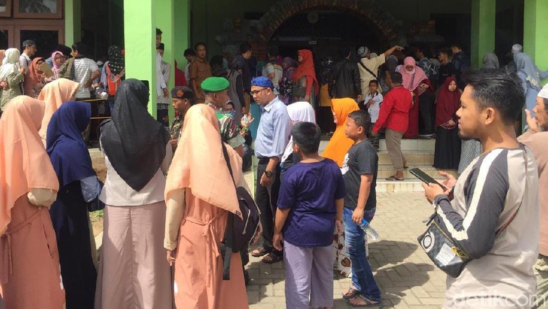 Warga Antusias Lihat Artefak Nabi Muhammad di Banten Warga Antusias Lihat Artefak Nabi Muhammad di Banten
