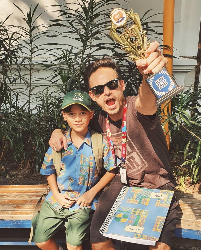 Dalam foto ini, terlihat momen saat Ashraf yang menerima gelar ayah terbaik versi sekolah Noah SInclair. It gives me the greatest pleasure to receive this award. The best award of my life so far #bestdadever, tulis Ashraf di akun Instagramnya pada (30/8/2019). Foto: Dok. Instagram @ashrafsinclair.