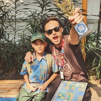 Dalam foto ini, terlihat momen saat Ashraf yang menerima gelar ayah terbaik versi sekolah Noah SInclair. It gives me the greatest pleasure to receive this award. The best award of my life so far #bestdadever, tulis Ashraf di akun Instagramnya pada (30/8/2019). Foto: Dok. Instagram @ashrafsinclair.