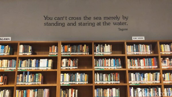 Ada juga beberapa quotes yang terpampang menghiasi dinding perpustakaan. (Elmy Tasya Khairally/detikcom) Ada juga beberapa quotes yang terpampang menghiasi dinding perpustakaan. (Elmy Tasya Khairally/detikcom)
