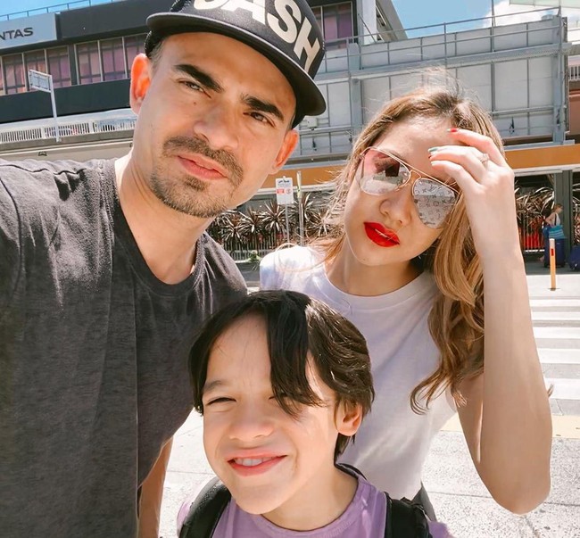 Ashraf Sinclair yang dikenal sebagai seorang artis asal Malaysia menikah dengan penyanyi Bunga Citra Lestari pada 8 November 2008. Pada 22 September 2010, keduanya dikaruniai seorang anak laki-laki yang diberi nama Noah Sinclair. Ashraf pun kerap membagikan momen hangat bersama dengan Noah. Foto: Dok. Instagram @bclsinclair.