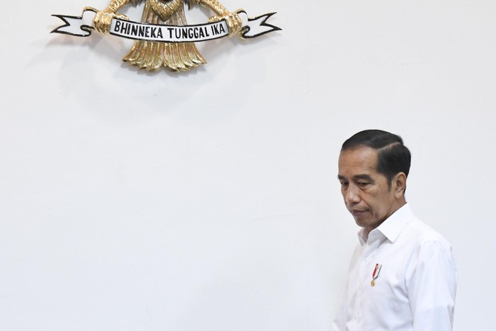 Menteri Sekretaris Negara Pratikno (kanan) berbincang dengan Presiden National Olympic Committee (NOC) Indonesia Raja Sapta Oktohari sebelum mengikuti rapat terbatas (ratas) di Kantor Presiden, Jakarta, Selasa (18/2/2020). Ratas tersebut membahas tentang persiapan penyelenggaraan Piala Dunia Bola Basket FIBA 2023. ANTARA FOTO/Hafidz Mubarak A/pd.