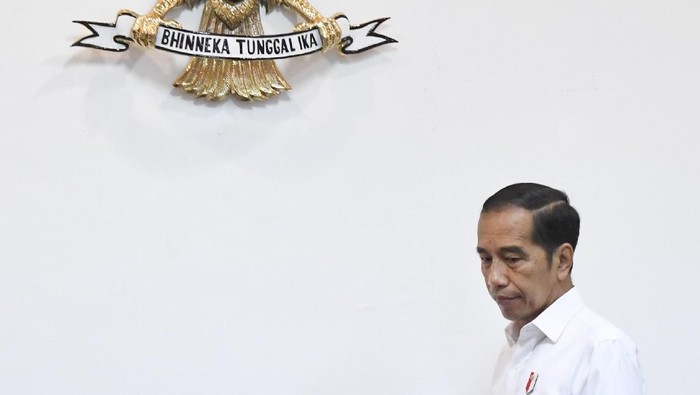 Menteri Sekretaris Negara Pratikno (kanan) berbincang dengan Presiden National Olympic Committee (NOC) Indonesia Raja Sapta Oktohari sebelum mengikuti rapat terbatas (ratas) di Kantor Presiden, Jakarta, Selasa (18/2/2020). Ratas tersebut membahas tentang persiapan penyelenggaraan Piala Dunia Bola Basket FIBA 2023. ANTARA FOTO/Hafidz Mubarak A/pd.