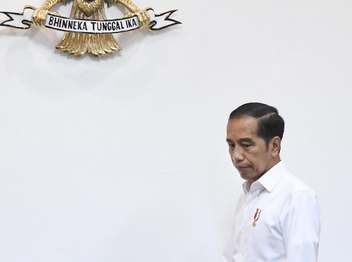 Menteri Sekretaris Negara Pratikno (kanan) berbincang dengan Presiden National Olympic Committee (NOC) Indonesia Raja Sapta Oktohari sebelum mengikuti rapat terbatas (ratas) di Kantor Presiden, Jakarta, Selasa (18/2/2020). Ratas tersebut membahas tentang persiapan penyelenggaraan Piala Dunia Bola Basket FIBA 2023. ANTARA FOTO/Hafidz Mubarak A/pd.