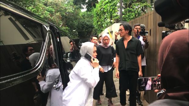 Pelayat Mulai Berdatangan ke Rumah Duka Bunga Citra Lestari