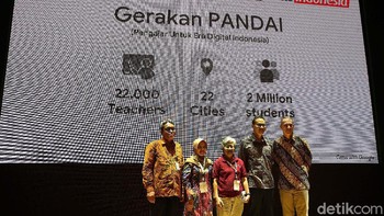 Kepala Pusat Kurikulum & Pembelajaran Kemendikbud RI, Awaluddin Tjalla, Perwakilan Guru SMP Islam Al-Azhar 26 Yogyakarta, Nur Ernawati, Ketua Bebras Indonesia, Inggriani Liem, Managing  Director Google Indonesia, Randy Jusuf, President Asia Pacific Google, Scott Beaumont, dalam acara Grow with Google di Perpustakaan Nasional.