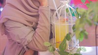 Memiliki paras yang cantik, Bella sudah berkarir di dunia akting sejak masih remaja. Kini wanita cantik ini telah berhijab dan makin menampilkan pesonanya. Padahal hanya minum segelas jus jeruk, namun kecantikannya tetap terpancar. Foto: Instagram @laudyacynthiabella