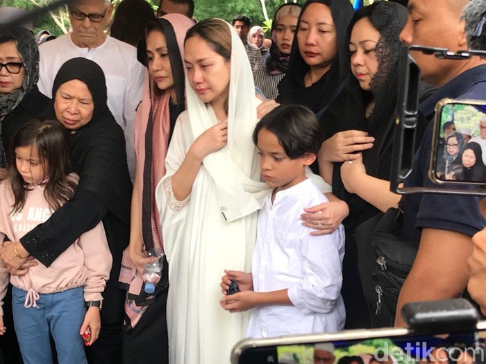 BCL Bunga Citra Lestari di pemakaman Ashraf Sinclair.