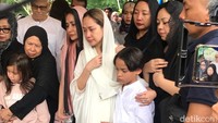 Bunga Citra Lestari dan Noah Sinclair saat prosesi pemakaman Ashraf Sinclair di San Diego Hills, Karawang, Jawa Barat pada Selasa (18/2).