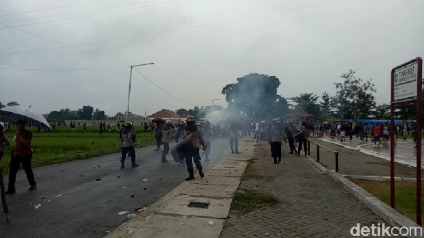 Polisi melepaskan tembakan gas air mata