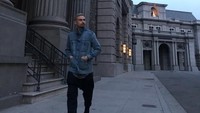 Ashraf juga tampaknya hobi berjalan kaki. Ia tampak menikmati momennya berjalan di kawasan New York. (Foto: Instagram @ashrafsinclair)