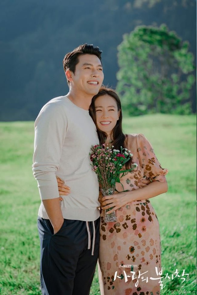 Pasangan yang dalam drakor Crash Landing On You dijuluki sebagai RiRi Couple itu dikatakan jarang bertemu setelah pacaran. Hal itu karena Hyun Bin dan Son Ye Jin memiliki kesibukan berbeda. Foto: tvN