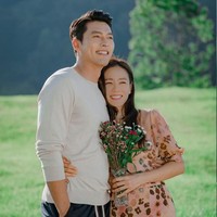 Pasangan yang dalam drakor Crash Landing On You dijuluki sebagai RiRi Couple itu dikatakan jarang bertemu setelah pacaran. Hal itu karena Hyun Bin dan Son Ye Jin memiliki kesibukan berbeda. Foto: tvN