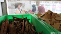 Tumbuhan herbal itu, disimpan dalam lemari, toples kaca, drum, dan karung.
