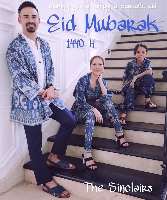 Dalam berbagai kesempatan, Ashraf, BCL dan Noah Sinclair kerap tampil kompak dalam mengenakan busana. Seperti momen saat Lebaran tahun kemarin, ketiganya kompak mengenakan bernuansa biru. Foto: Dok. Instagram @ashrafsinclair.