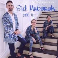 Dalam berbagai kesempatan, Ashraf, BCL dan Noah Sinclair kerap tampil kompak dalam mengenakan busana. Seperti momen saat Lebaran tahun kemarin, ketiganya kompak mengenakan bernuansa biru. Foto: Dok. Instagram @ashrafsinclair.