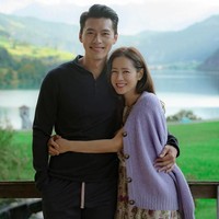Survei berjudul Most Favorite Korean Drama Couples Till 2020 yang dibuat situs King Choice, menempatkan pasangan Crash Landin On You, Hyun Bin dan Son Ye Jin di urutan teratas.  Dari 10 juta responden yang ikut survei, sebanyak 2.773.087 responden memilih Hyun Bin dan Son Ye Jin sebagai pasangan drama Korea terfavorit di 2020. Foto: tvN